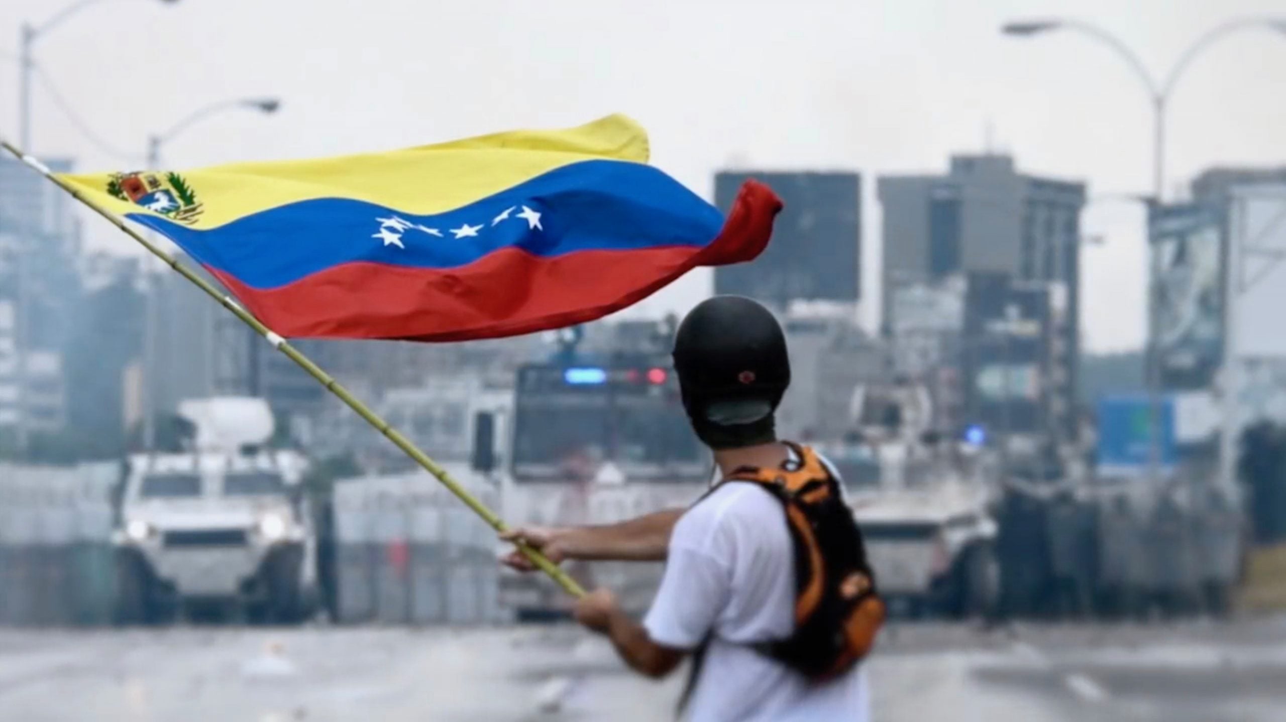 Protestor waiving a venezuelan flag